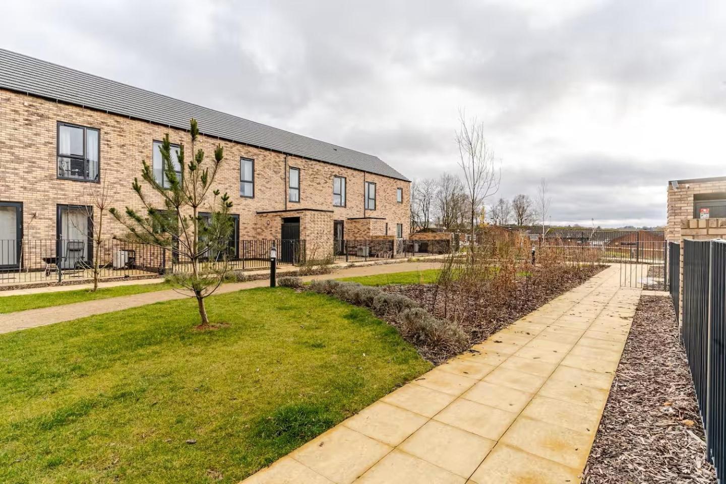 Parkes Six One - Stunning 3 Bed House - - Free Parking - Contractors & Family Holiday home *