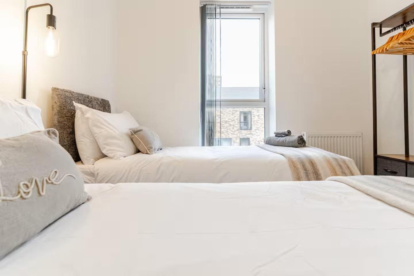 Parkes Six One - Stunning 3 Bed House - - Free Parking - Contractors & Family Birmingham