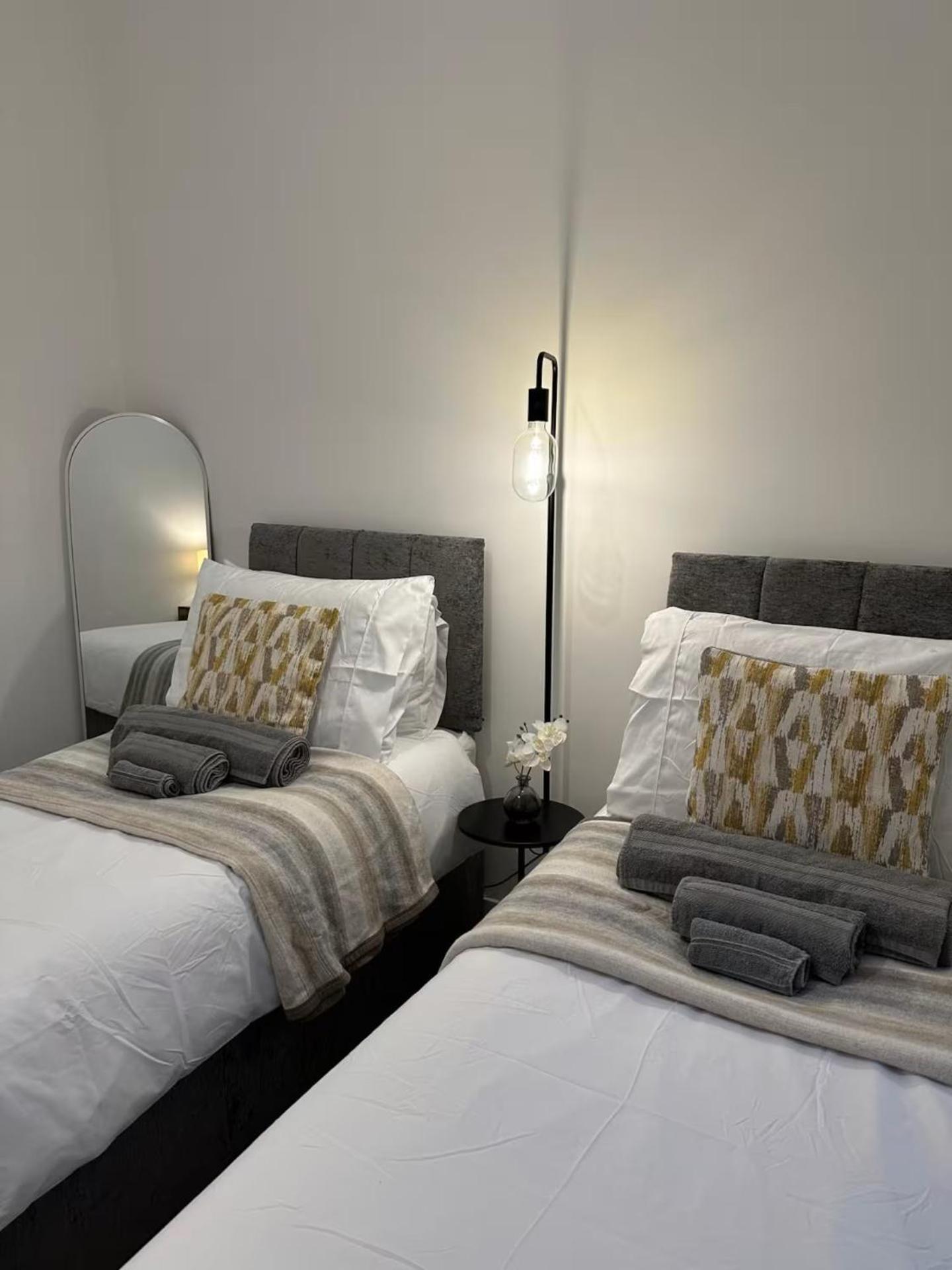 Holiday home Parkes Six One - Stunning 3 Bed House - - Free Parking - Contractors & Family *