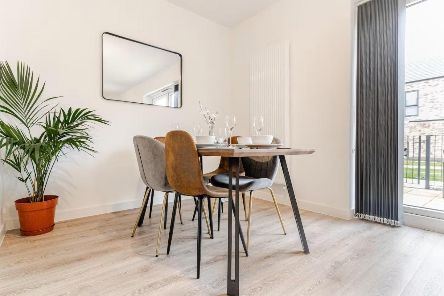 Parkes Six One - Stunning 3 Bed House - - Free Parking - Contractors & Family Birmingham