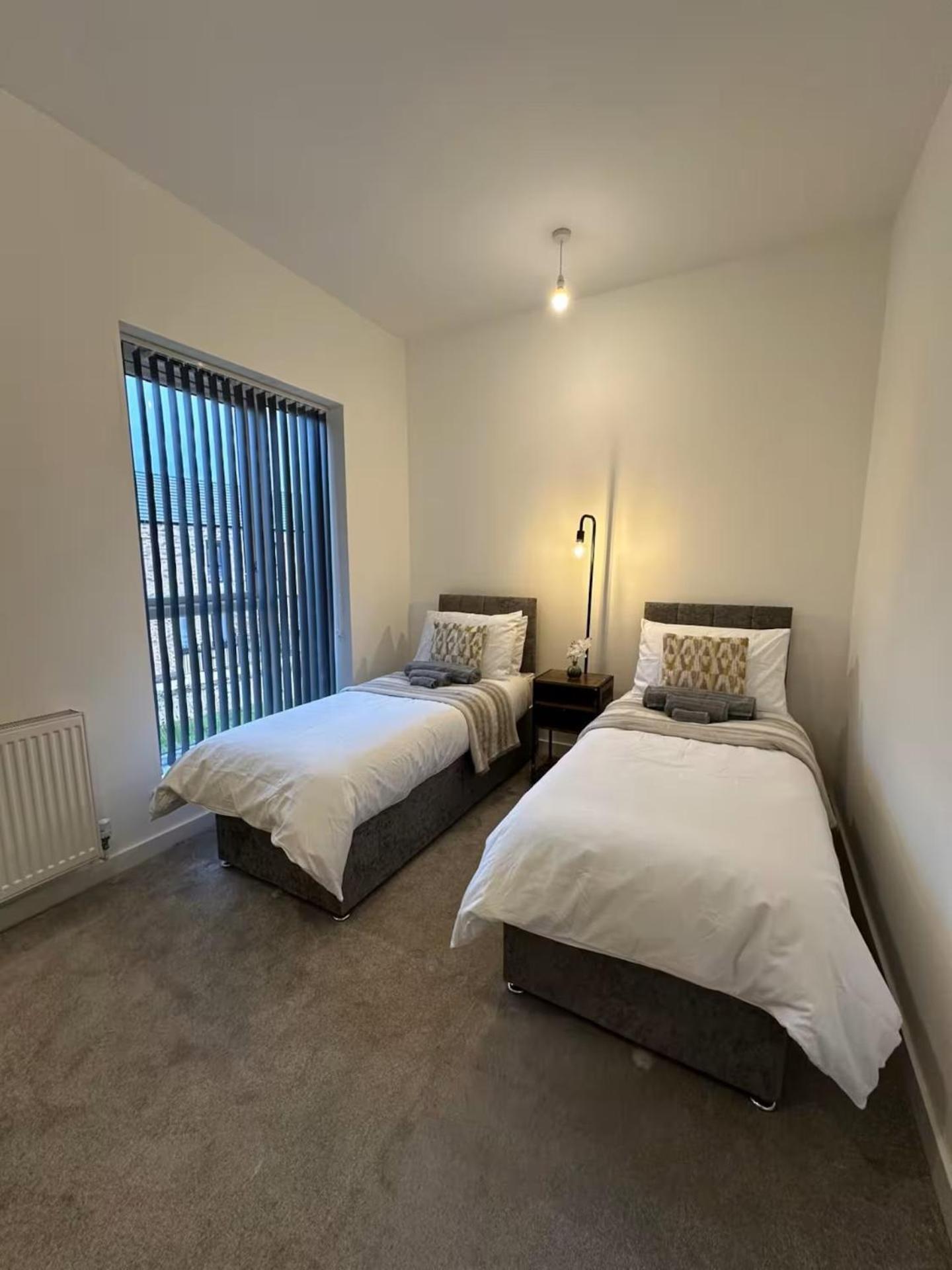 Parkes Six One - Stunning 3 Bed House - - Free Parking - Contractors & Family Holiday home *
