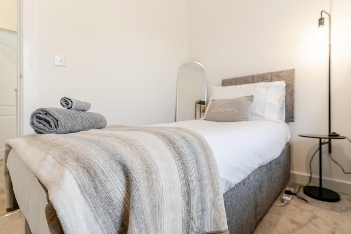 Holiday home Parkes Six One - Stunning 3 Bed House - - Free Parking - Contractors & Family *