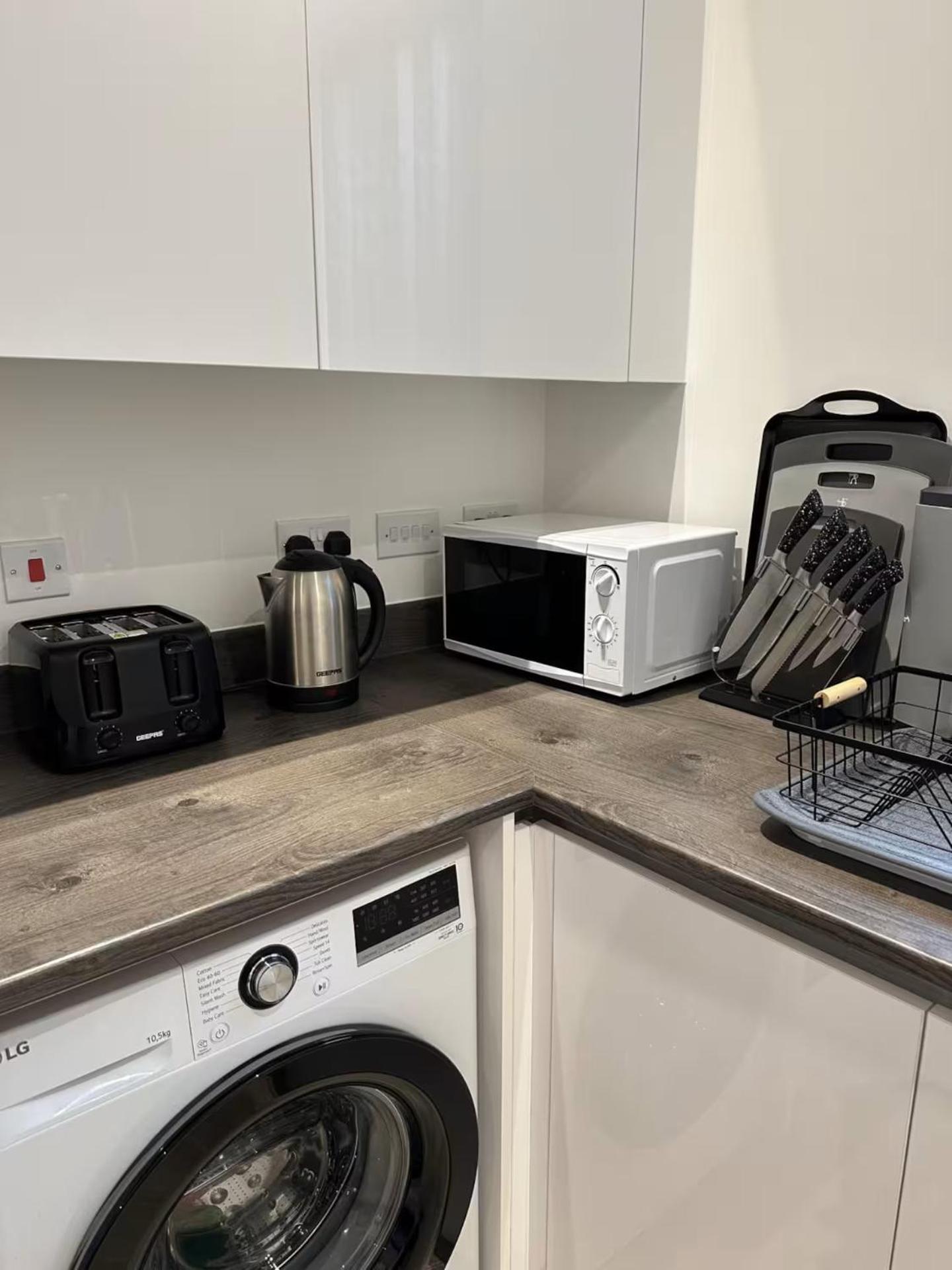 Parkes Six One - Stunning 3 Bed House - - Free Parking - Contractors & Family Holiday home Birmingham