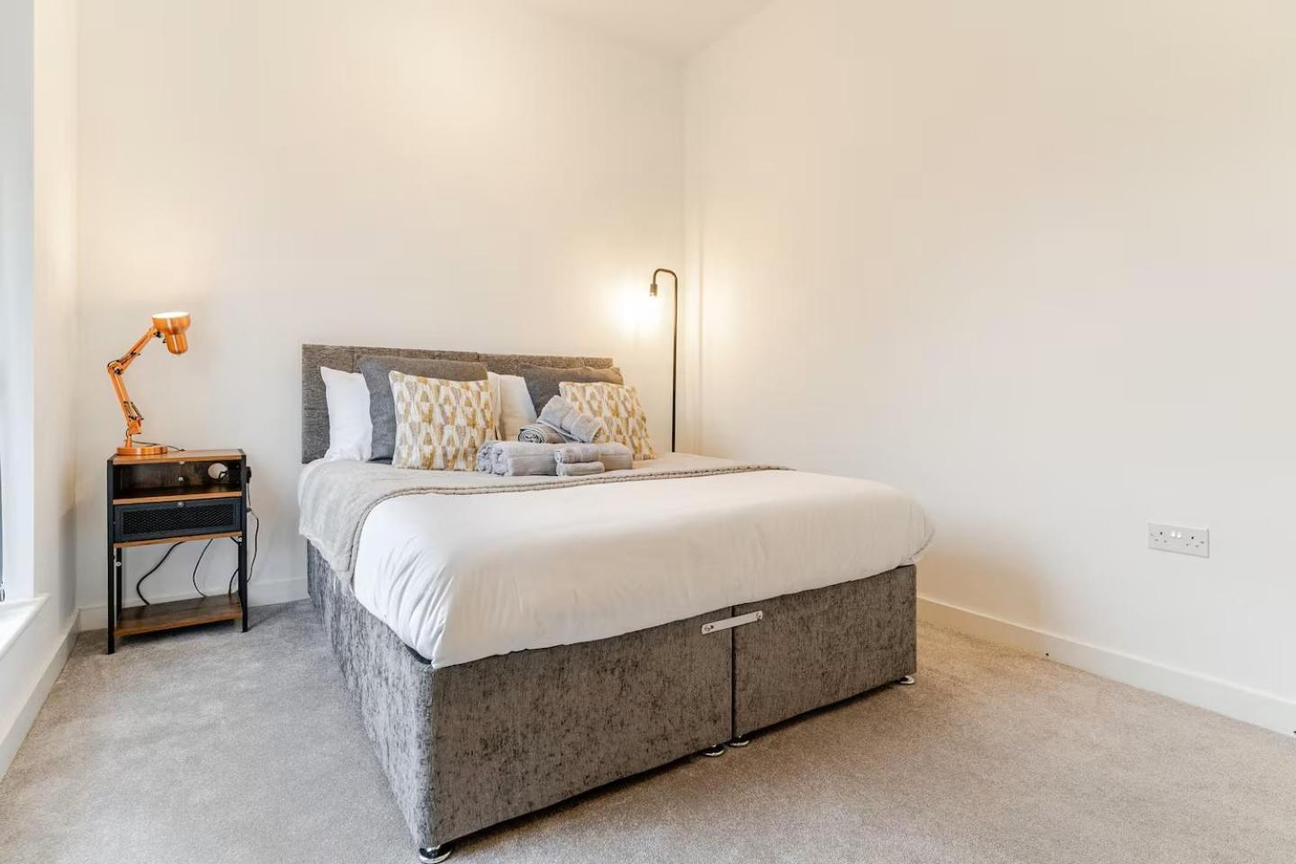 Parkes Six One - Stunning 3 Bed House - - Free Parking - Contractors & Family *