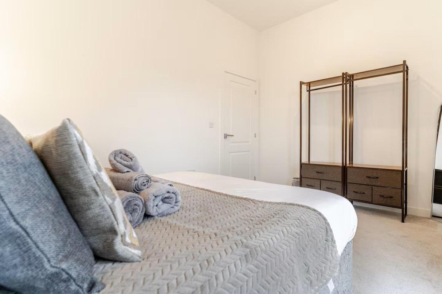 Parkes Six One - Stunning 3 Bed House - - Free Parking - Contractors & Family Birmingham