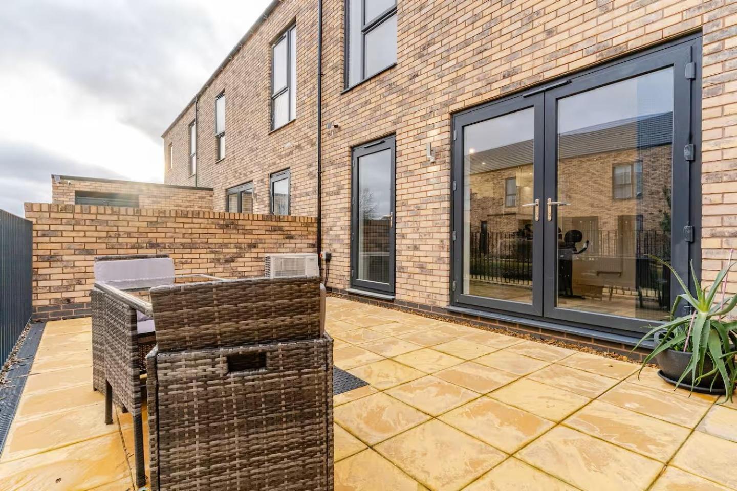 Parkes Six One - Stunning 3 Bed House - - Free Parking - Contractors & Family * Birmingham