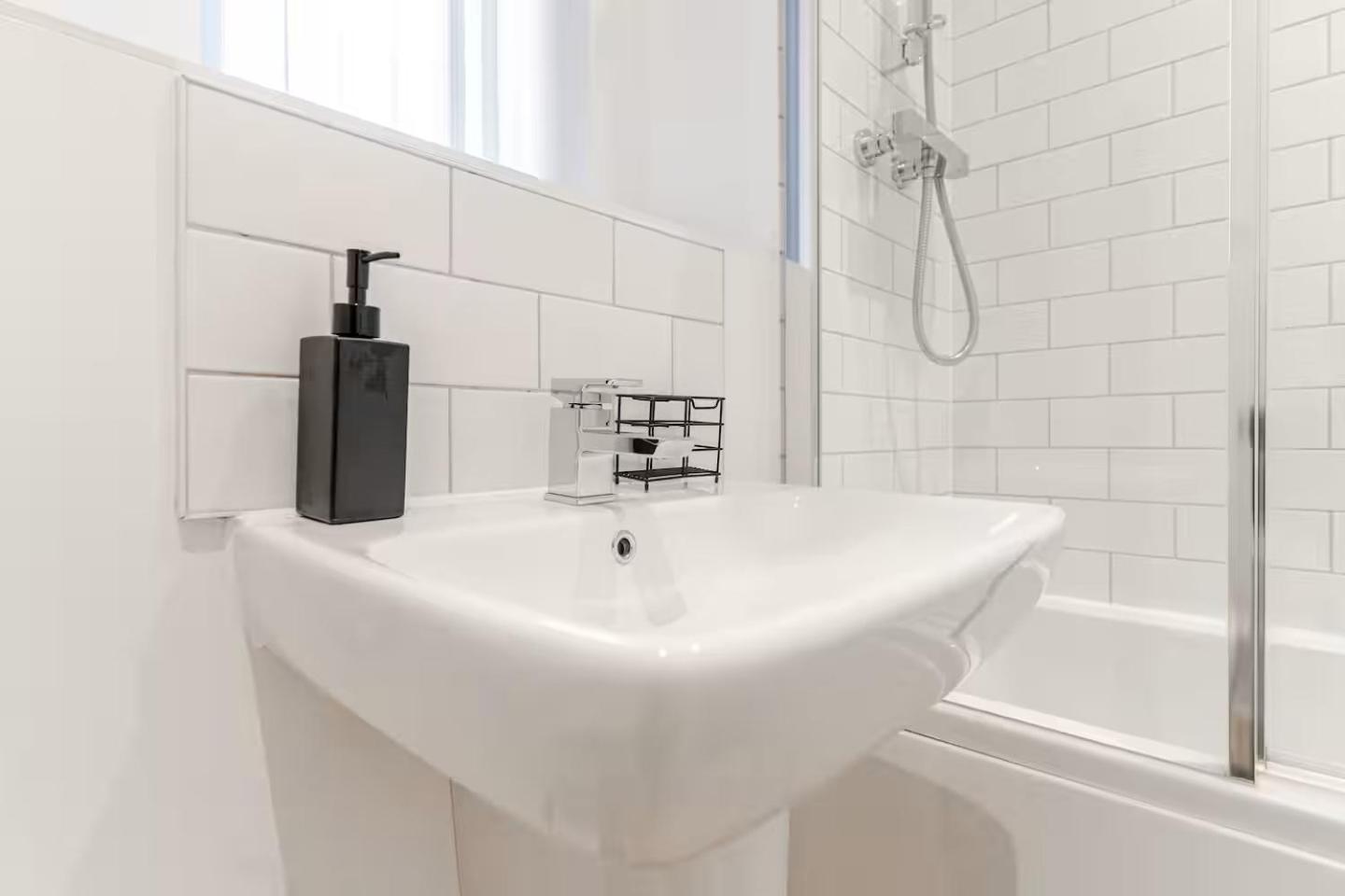 Parkes Six One - Stunning 3 Bed House - - Free Parking - Contractors & Family *