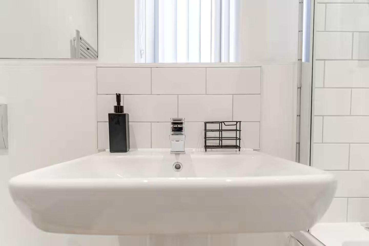 Parkes Six One - Stunning 3 Bed House - - Free Parking - Contractors & Family Birmingham