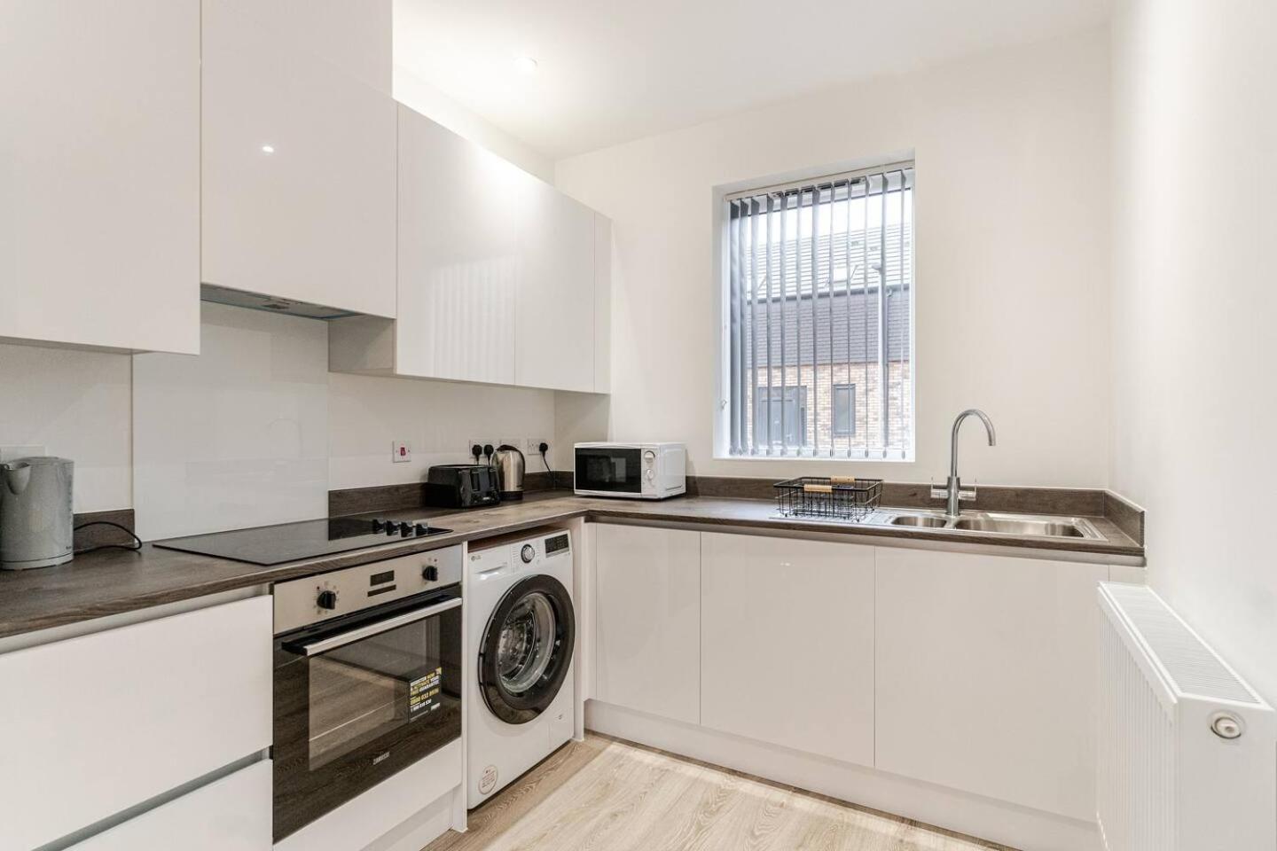 Parkes Six One - Stunning 3 Bed House - - Free Parking - Contractors & Family Holiday home *