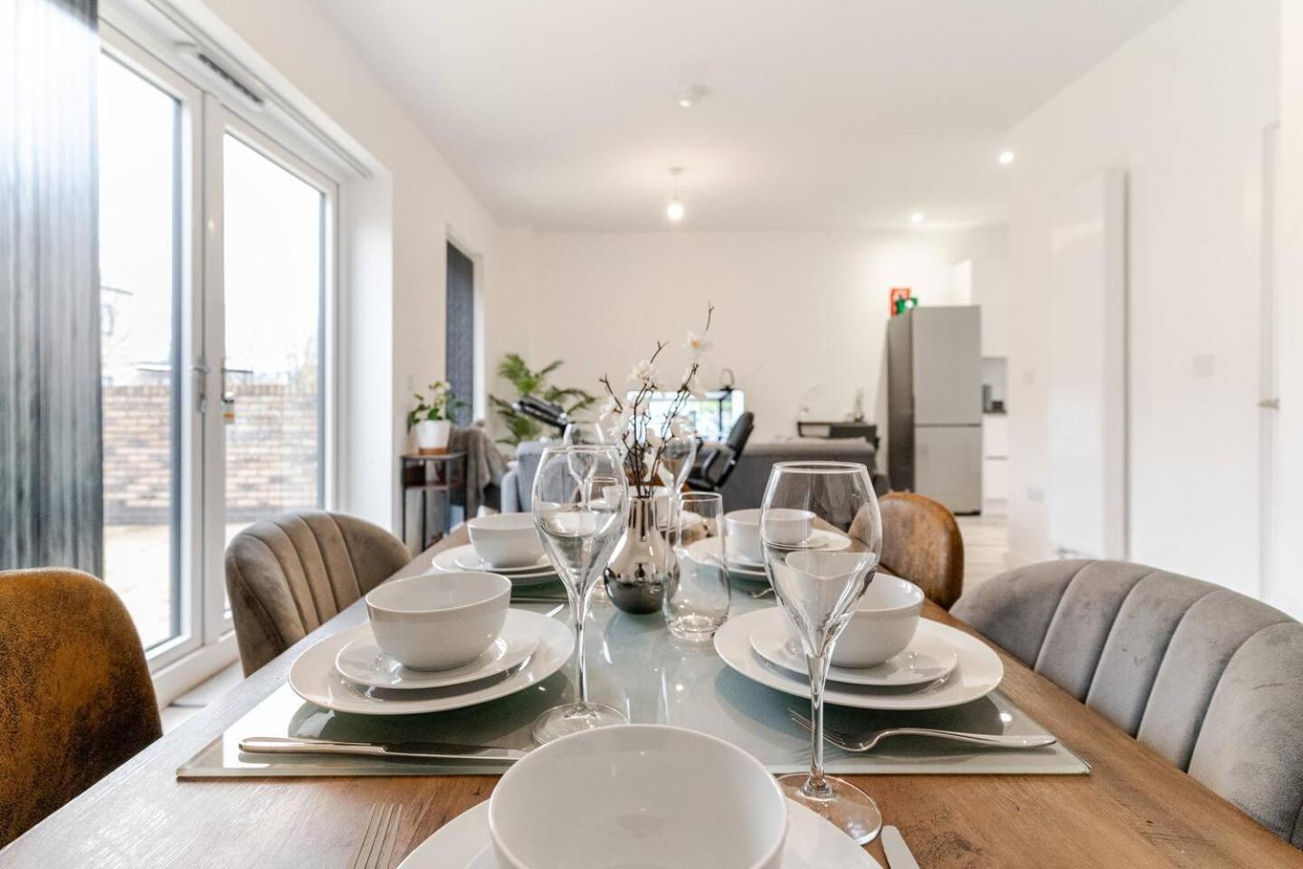 Holiday home Parkes Six One - Stunning 3 Bed House - - Free Parking - Contractors & Family *