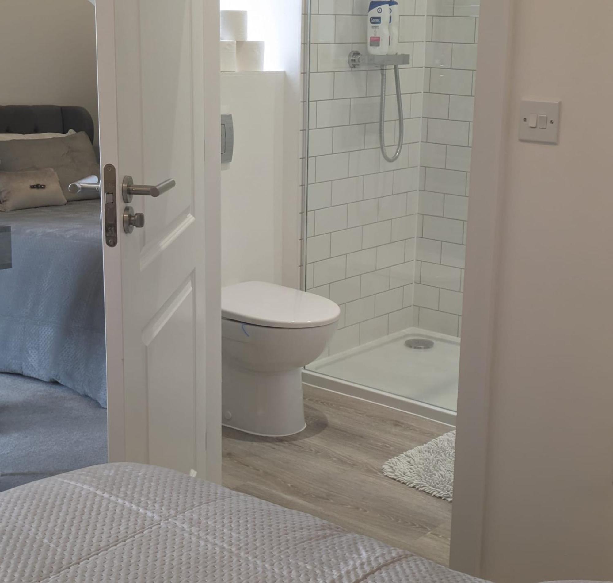 Parkes Six One - Stunning 3 Bed House - - Free Parking - Contractors & Family *