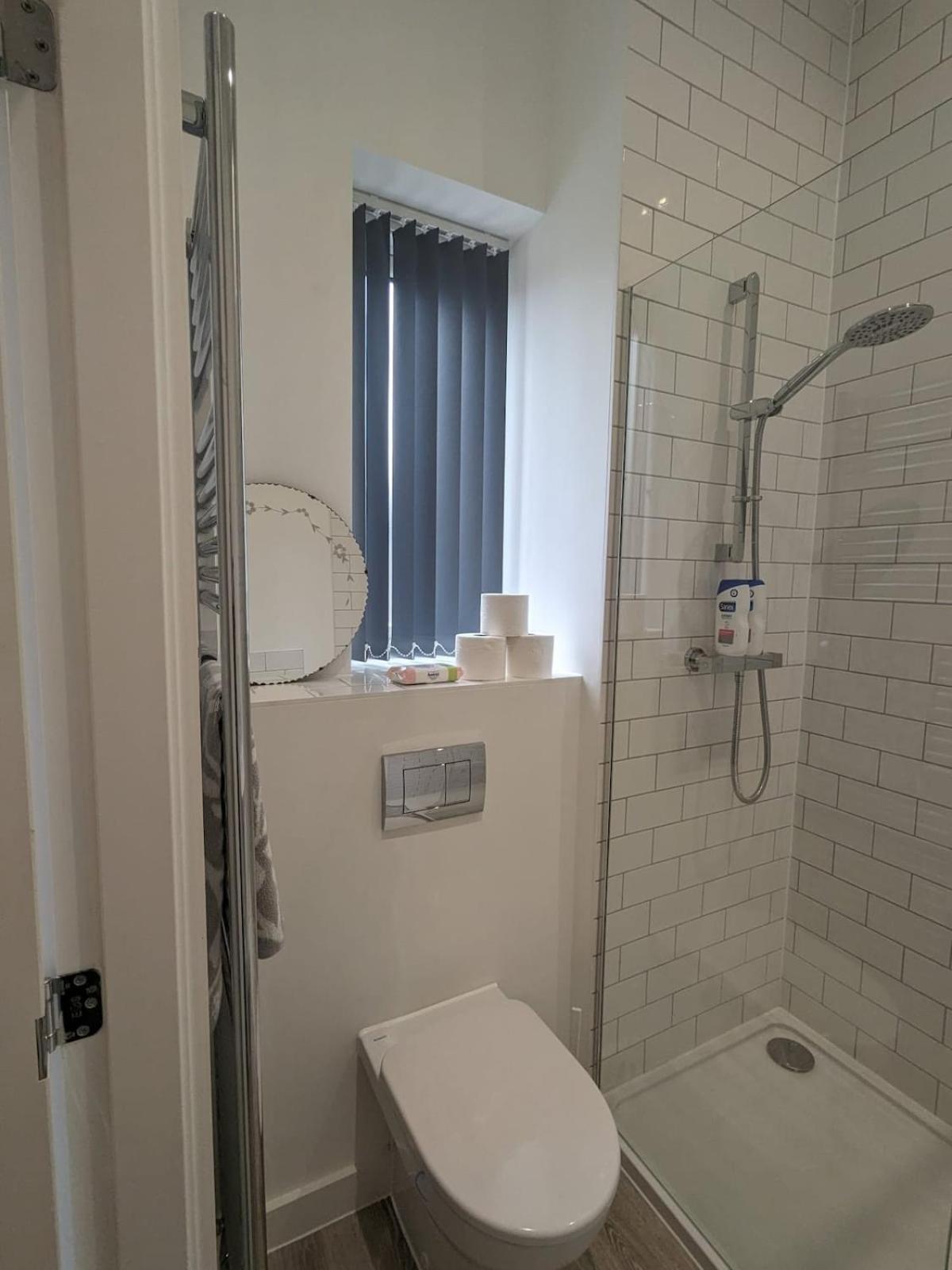 Parkes Six One - Stunning 3 Bed House - - Free Parking - Contractors & Family *