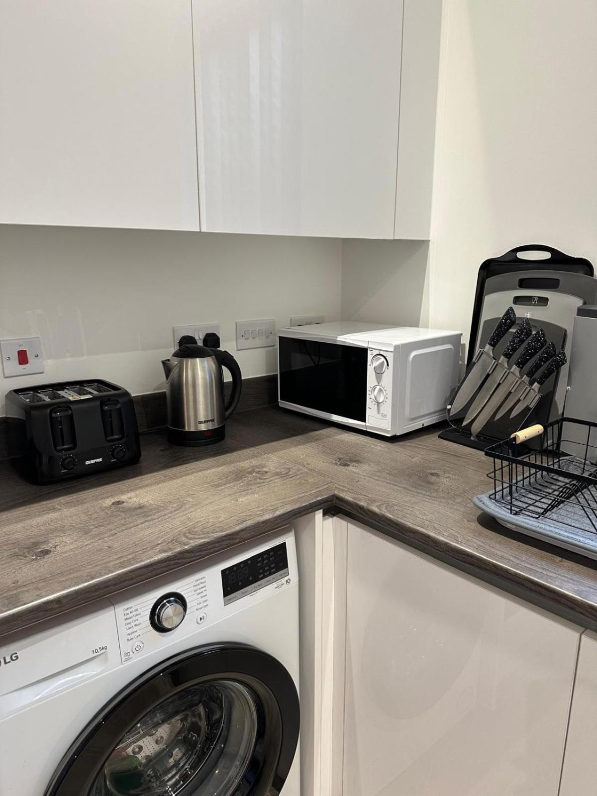 Parkes Six One - Stunning 3 Bed House - - Free Parking - Contractors & Family Holiday home Birmingham