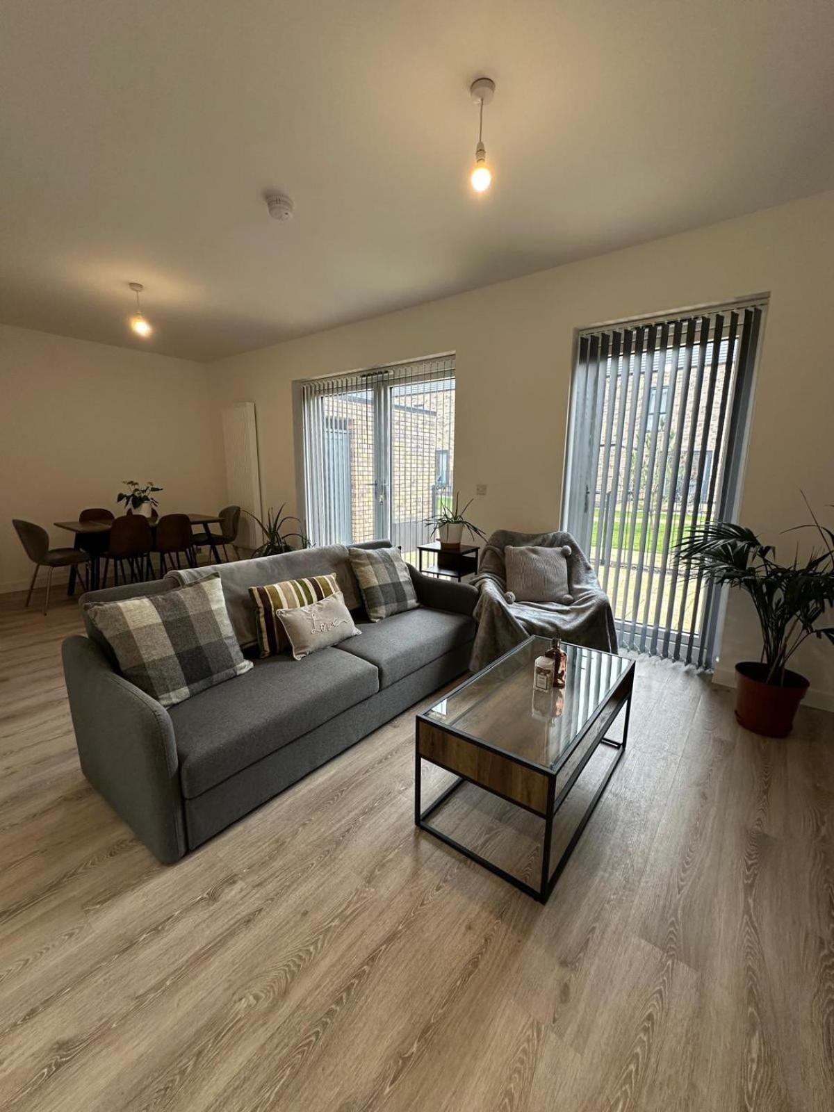 Parkes Six One - Stunning 3 Bed House - - Free Parking - Contractors & Family Birmingham