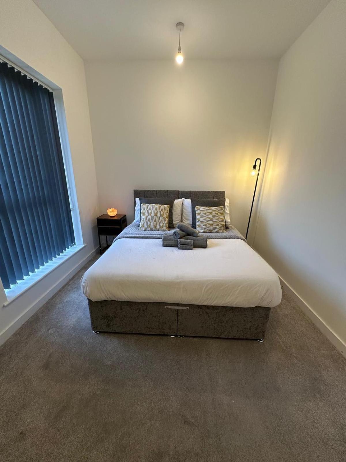 Parkes Six One - Stunning 3 Bed House - - Free Parking - Contractors & Family