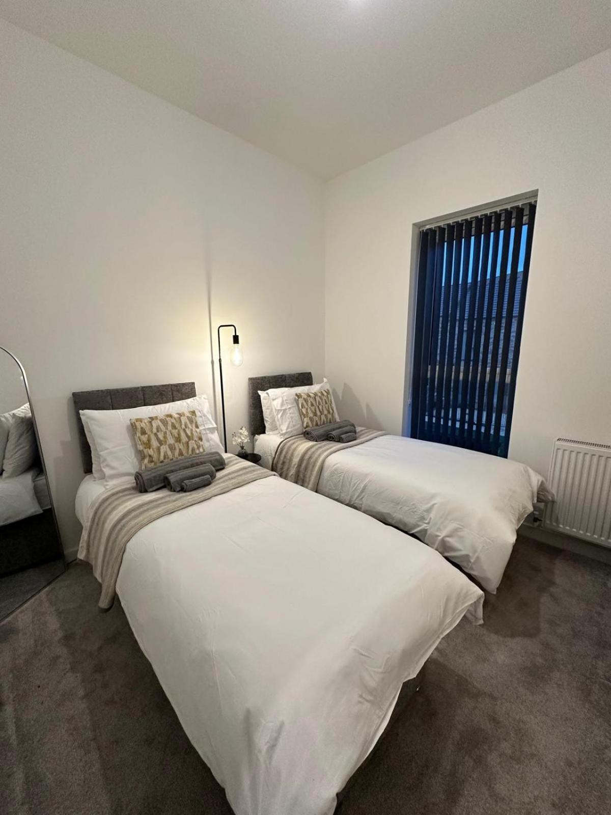 Parkes Six One - Stunning 3 Bed House - - Free Parking - Contractors & Family Holiday home