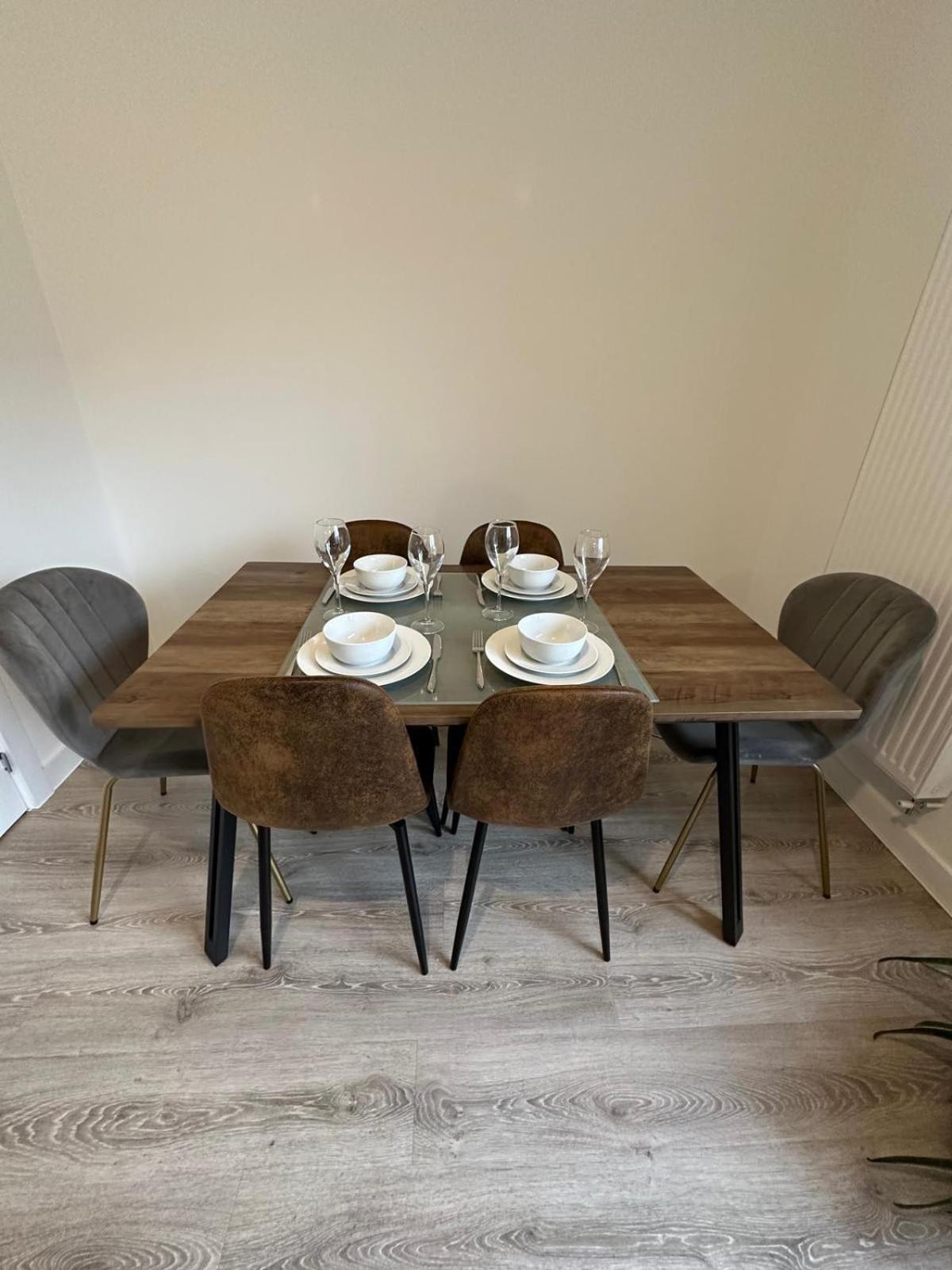 Holiday home Parkes Six One - Stunning 3 Bed House - - Free Parking - Contractors & Family *
