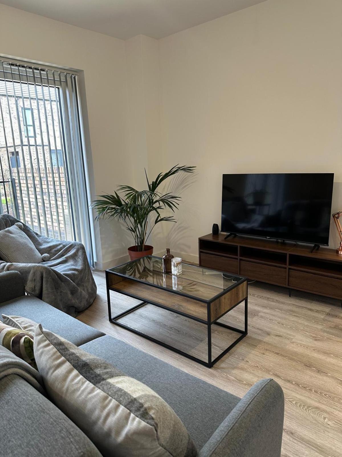 Parkes Six One - Stunning 3 Bed House - - Free Parking - Contractors & Family Holiday home Birmingham