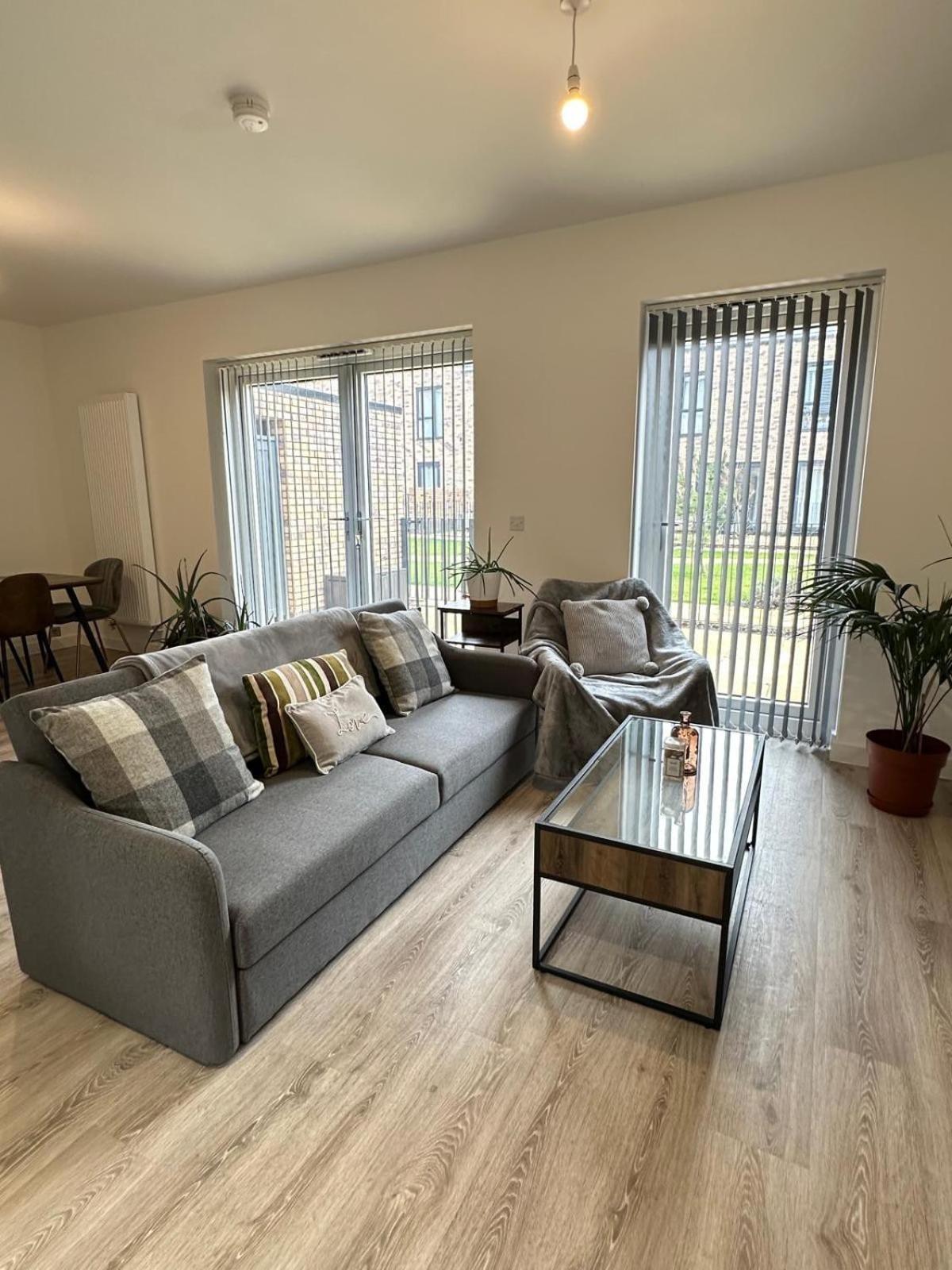 Parkes Six One - Stunning 3 Bed House - - Free Parking - Contractors & Family * Birmingham